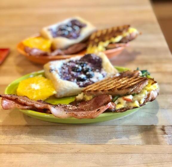 Mariposa Lodge Bed And Breakfast