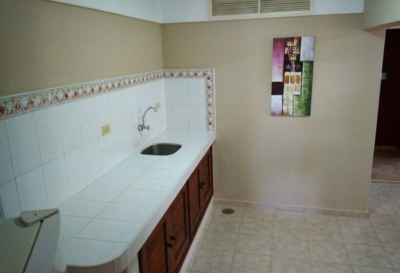 تختخواب و صبحانه Front Beach House