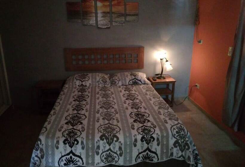 تختخواب و صبحانه Front Beach House