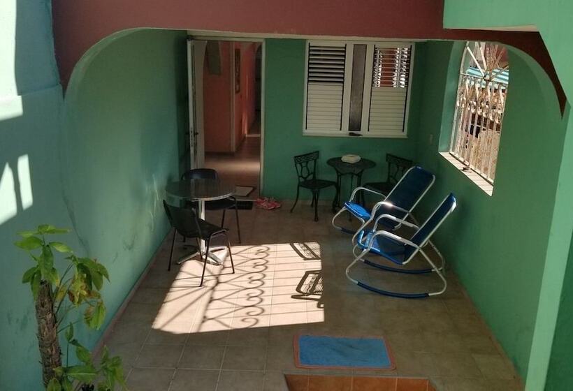 تختخواب و صبحانه Front Beach House