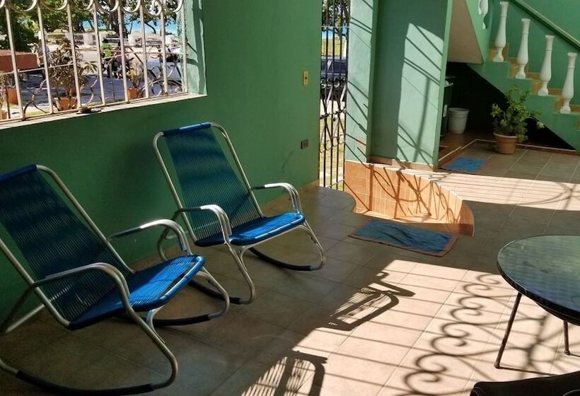 تختخواب و صبحانه Front Beach House