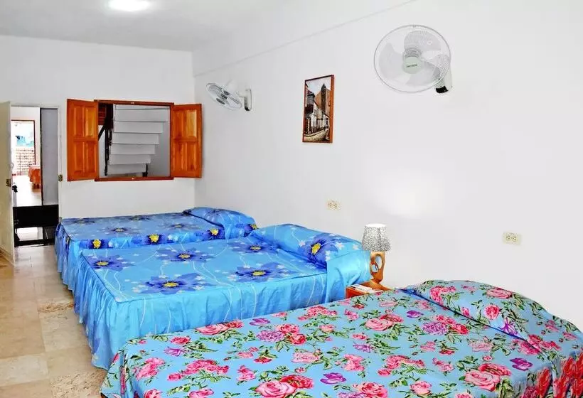 تختخواب و صبحانه Hostal Cabriales