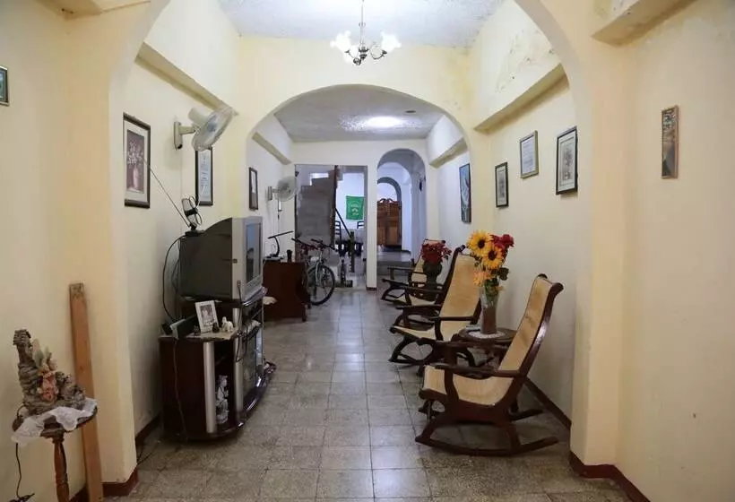 تختخواب و صبحانه Hostal Cabriales