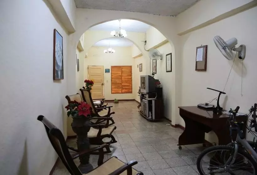 تختخواب و صبحانه Hostal Cabriales