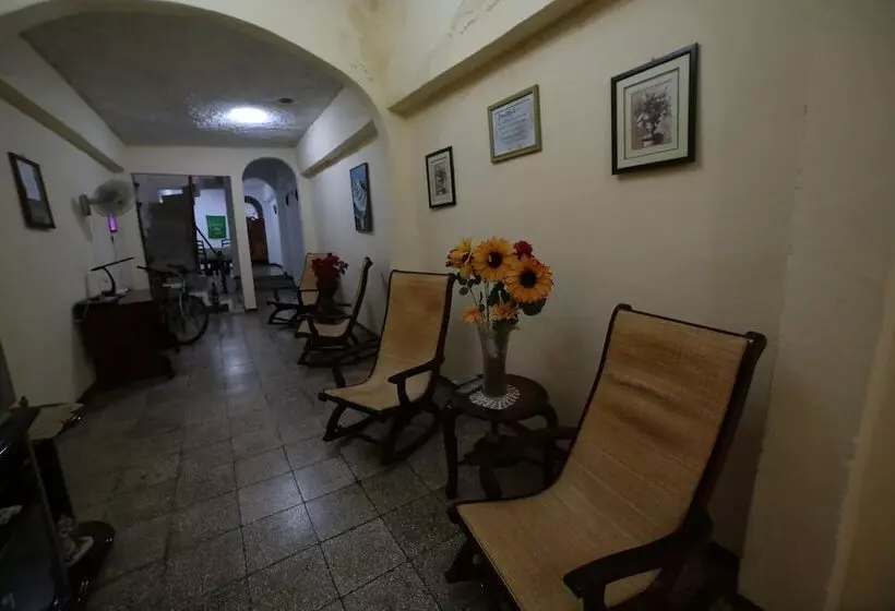 تختخواب و صبحانه Hostal Cabriales
