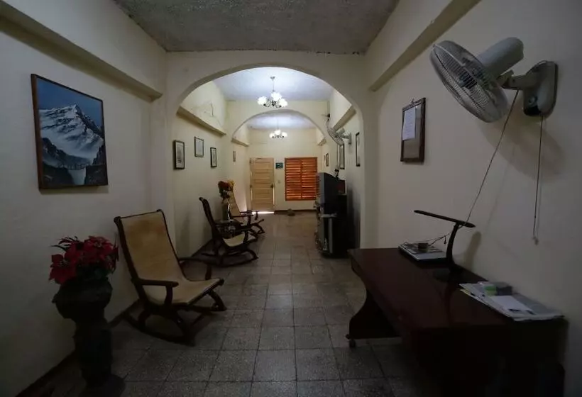 تختخواب و صبحانه Hostal Cabriales