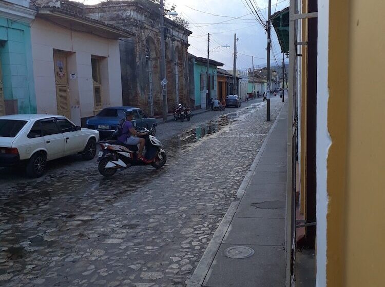 پانسیون Hostal Rosa Helena