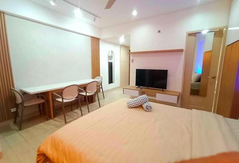 Palm Tree Infront Naia 3