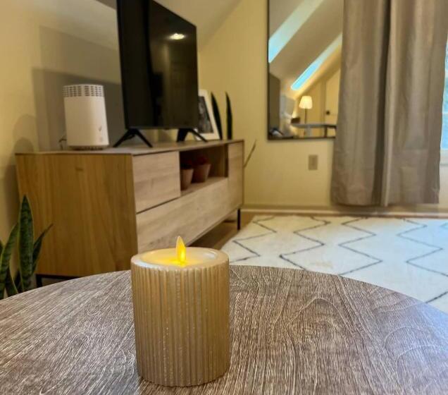 Пансион Private Studio King Bed In A Residential Home