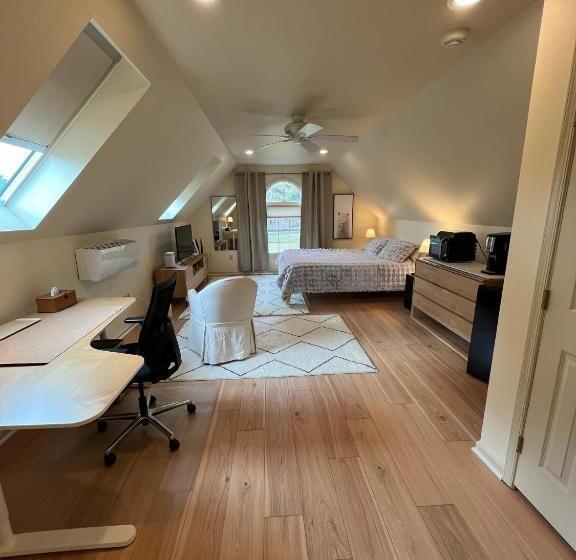 Пансион Private Studio King Bed In A Residential Home