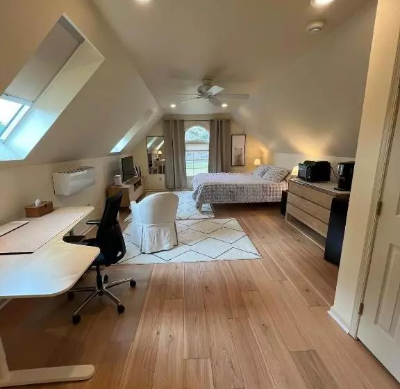 ペンション Private Studio King Bed In A Residential Home