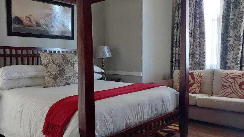 פנסיון Pumlani Nathi Guesthouse