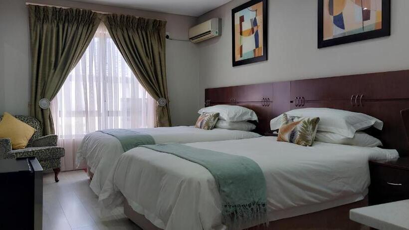 פנסיון Pumlani Nathi Guesthouse