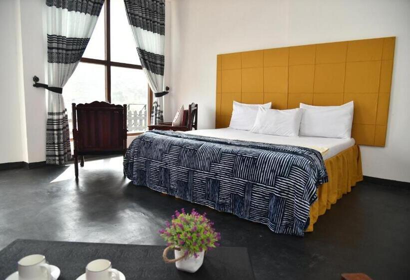 بنسيون Shiny Cot Triple Room With Lake View