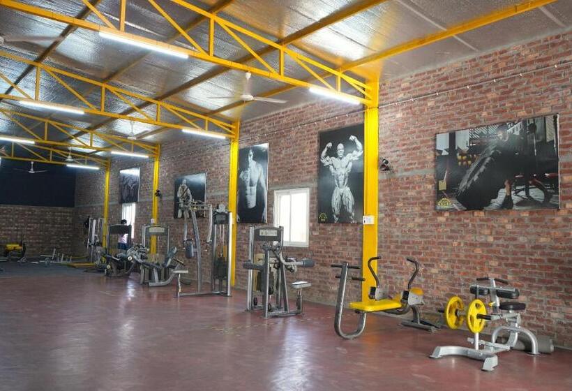 בית מלון כפרי Rustic Roots Farm Stay