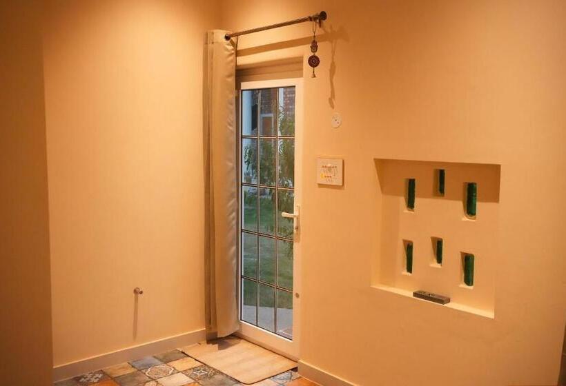 בית מלון כפרי Rustic Roots Farm Stay