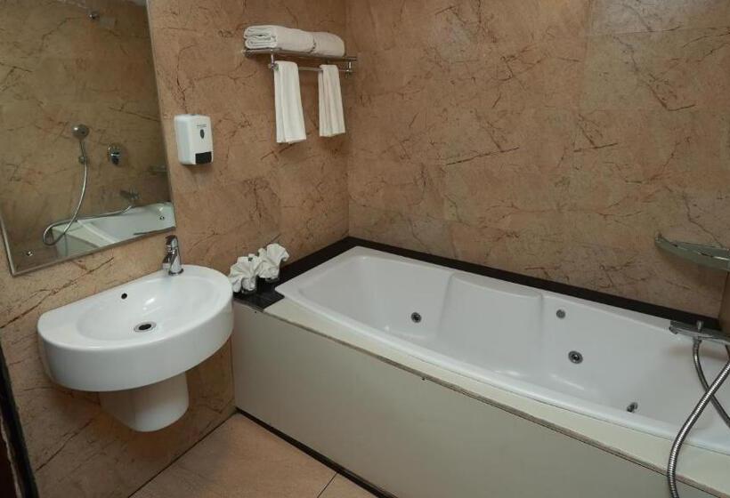 هتل Sky Palace Kannur