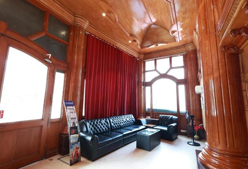 هتل Sky Palace Kannur