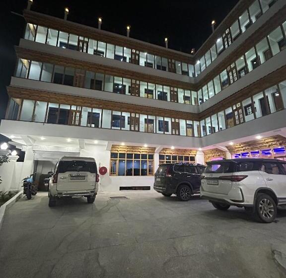 בית מלון כפרי Lal S Inn