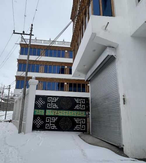 בית מלון כפרי Lal S Inn