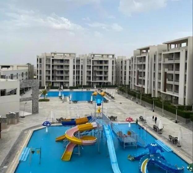 استراحتگاه شالية مكيف للعائلات بقرية جراند هيلز الساحل الشمالي الاتصال قبل الحجز