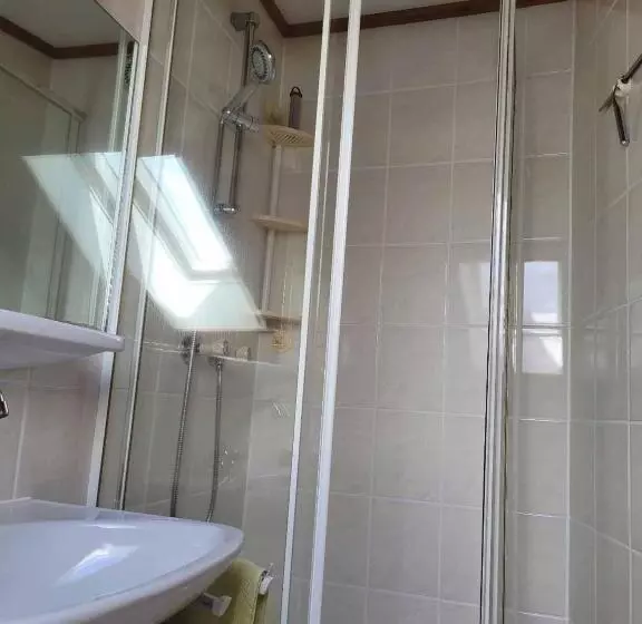 Retkeilymaja Haus Resi