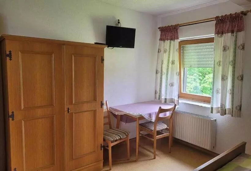 Retkeilymaja Haus Resi