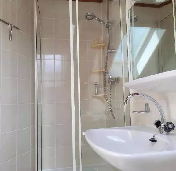 Retkeilymaja Haus Resi