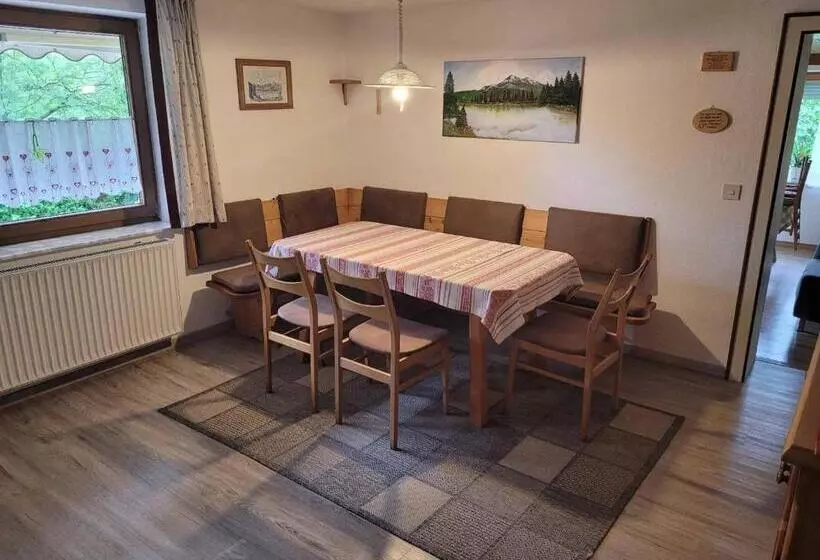 Retkeilymaja Haus Resi