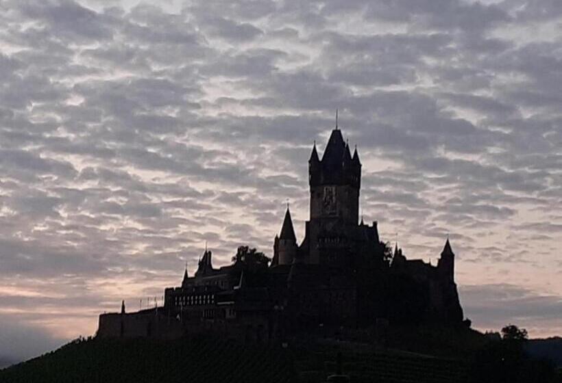 تختخواب و صبحانه Pension Hendriks