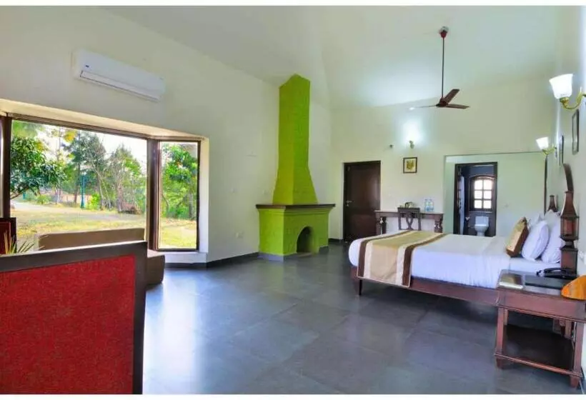 هتل Van The Retreat
