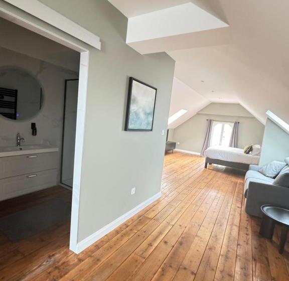 بنسيون Aura Castle