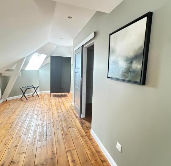 بنسيون Aura Castle