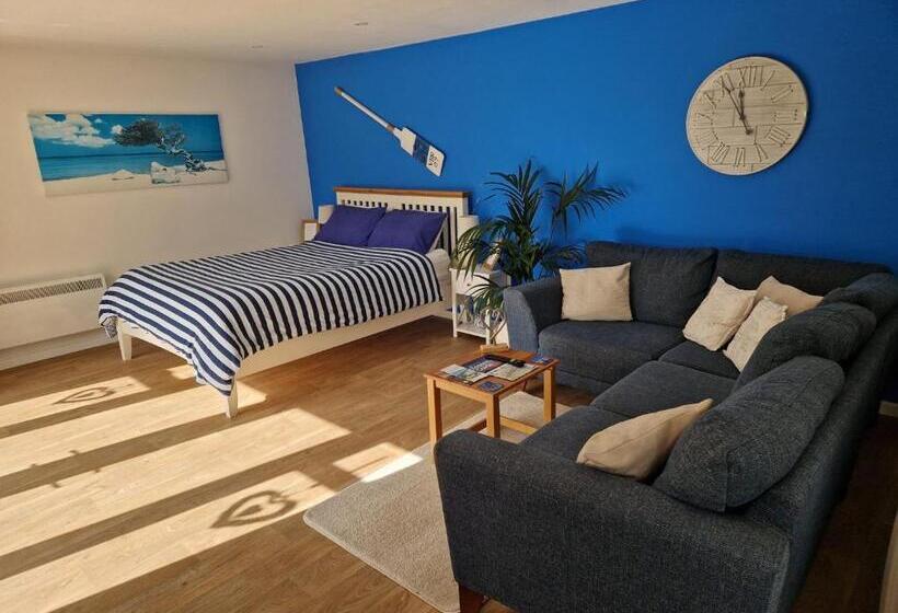 پانسیون Nautical Themed Guest House With Private Patio On The Outskirts Of Lymington