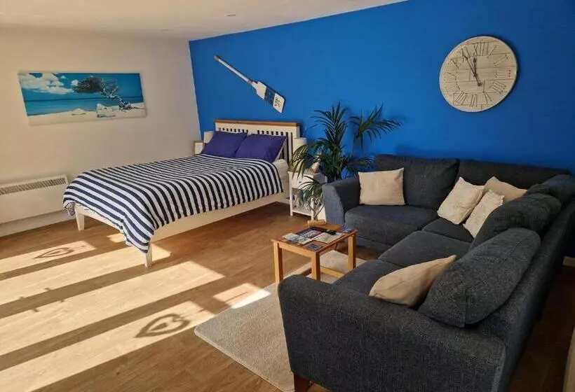 Majatalo Nautical Themed Guest House With Private Patio On The Outskirts Of Lymington