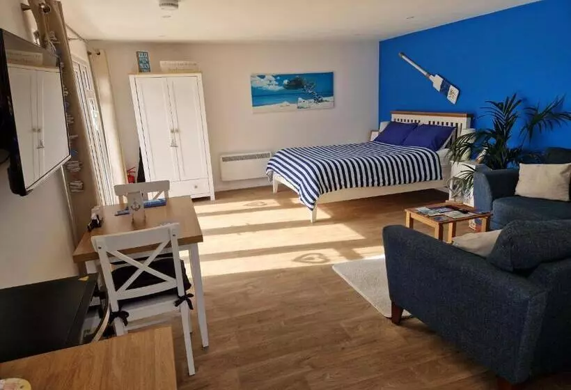 Majatalo Nautical Themed Guest House With Private Patio On The Outskirts Of Lymington