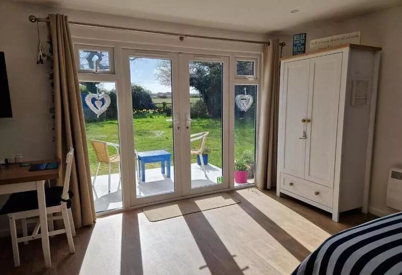 Majatalo Nautical Themed Guest House With Private Patio On The Outskirts Of Lymington