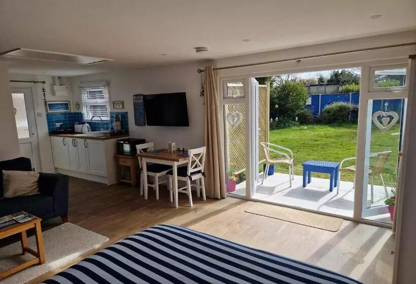 Majatalo Nautical Themed Guest House With Private Patio On The Outskirts Of Lymington