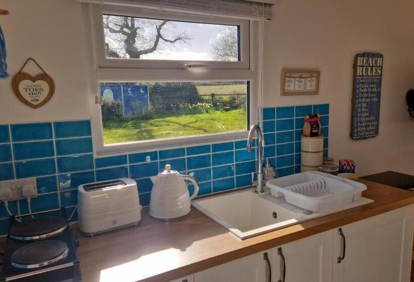 پانسیون Nautical Themed Guest House With Private Patio On The Outskirts Of Lymington