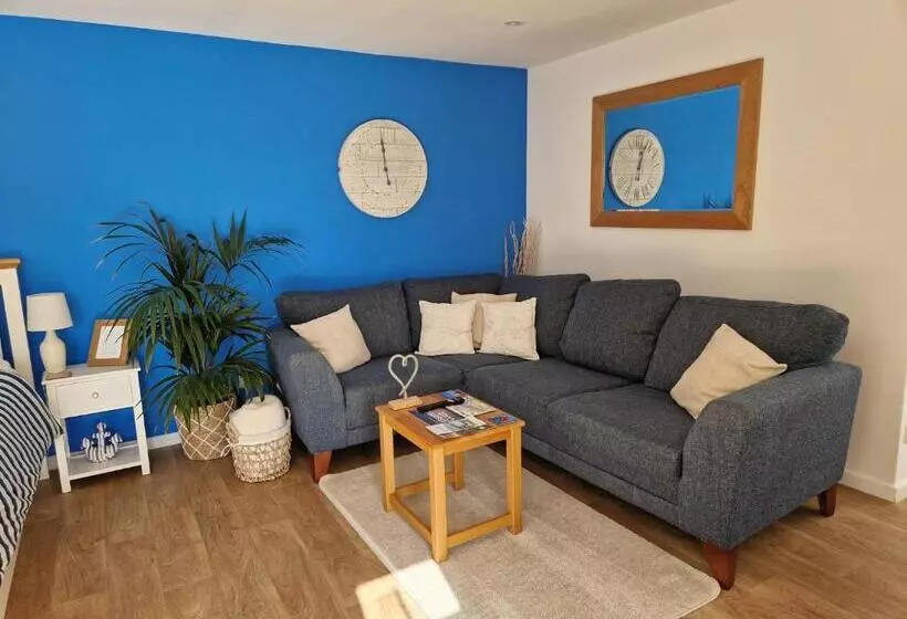 Majatalo Nautical Themed Guest House With Private Patio On The Outskirts Of Lymington