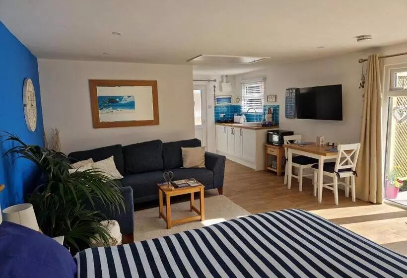 Majatalo Nautical Themed Guest House With Private Patio On The Outskirts Of Lymington