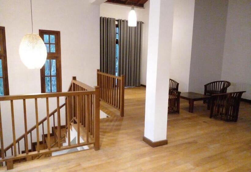 膳宿费 The Escape, Minuwangoda