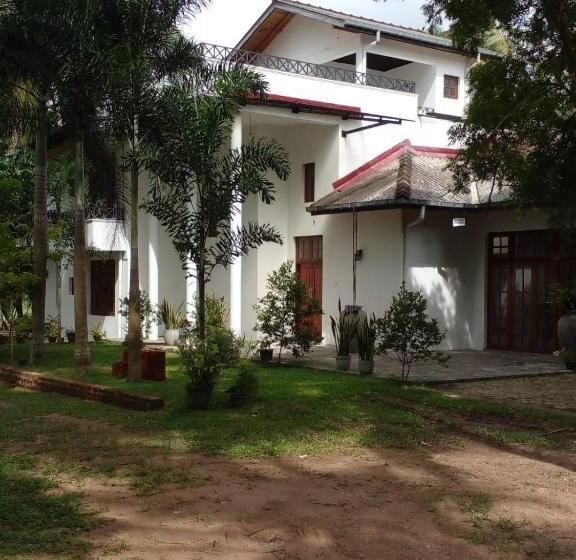 بنسيون The Escape, Minuwangoda