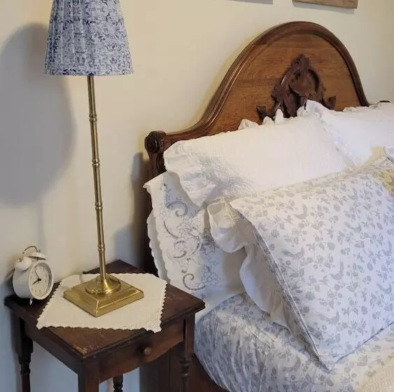 Clinton Pond Bed And Breakfast