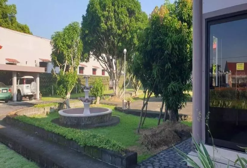 ホテル Oyo 1079 Mayon View Garden Apartelle Sa Bukid