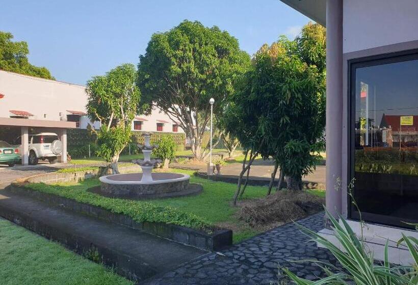 Hotelli Oyo 1079 Mayon View Garden Apartelle Sa Bukid