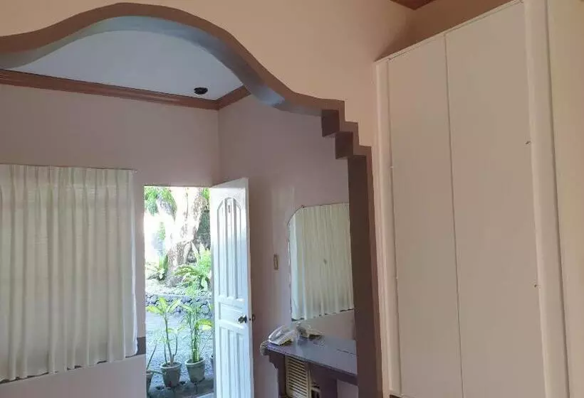 ホテル Oyo 1079 Mayon View Garden Apartelle Sa Bukid