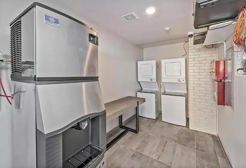 هتل Walkable Wonder Midtown Studio Near Downtown Gems