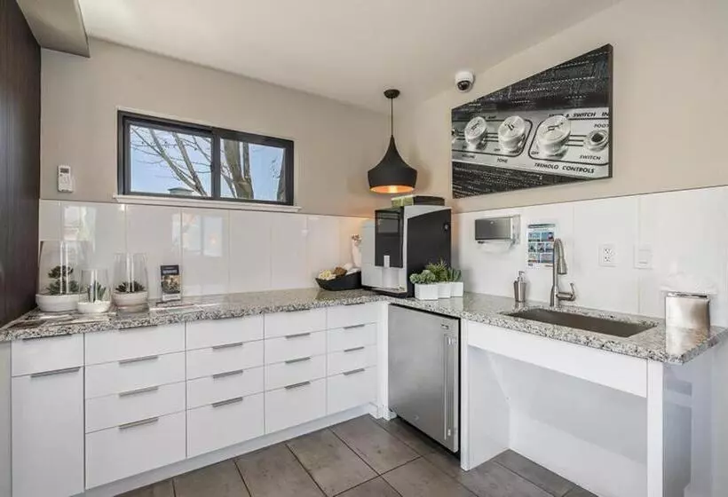 هتل Walkable Wonder Midtown Studio Near Downtown Gems