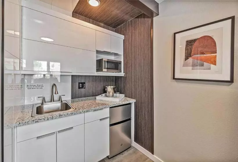 هتل Walkable Wonder Midtown Studio Near Downtown Gems